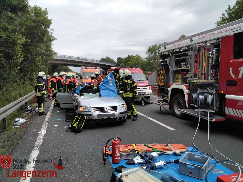 Schwerer Verkehrsunfall mit einer eingeklemmten Person