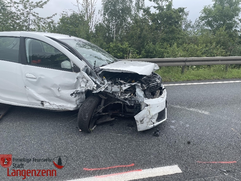 Verkehrsunfall mit 2 PKW und LKW