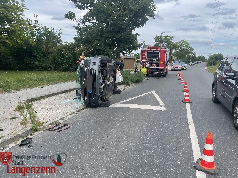 Verkehrsunfall mit zwei PKW. Ein PKW hat sich überschlagen