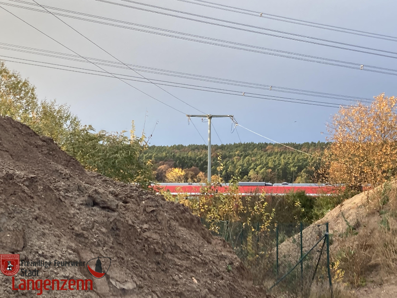 Stromleitung liegt auf Zug