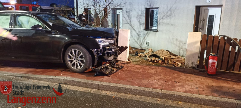 PKW durch einen Gartenzaun in den Garten gefahren