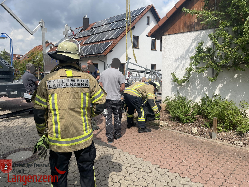 Carport eingestürzt und Person eingeklemmt