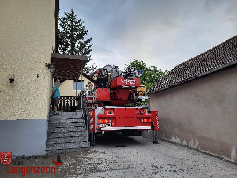 Baum droht auf Haus zu stürzen