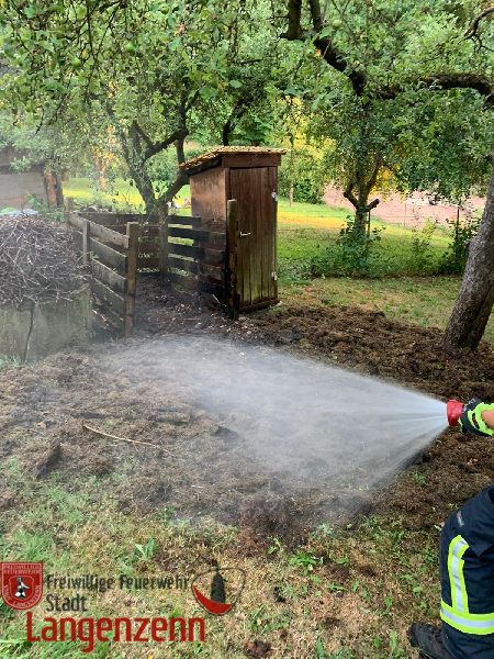 Brennender Komposthaufen