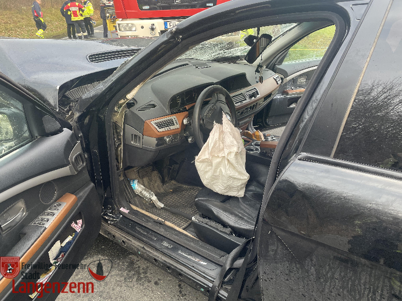 Verkehrsunfall mit zwei PKW, Person eingeklemmt