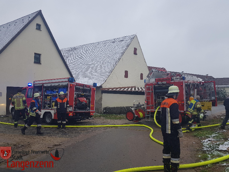 Schwelbrand hinter Kachelofen 