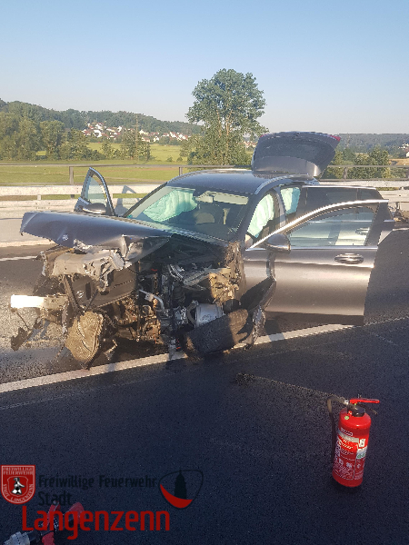 Verkehrsunfall - PKW alleinbeteiligt gegen Leitplanke