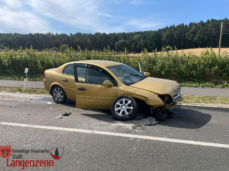 PKW alleinbeteiligt von Straße abgekommen