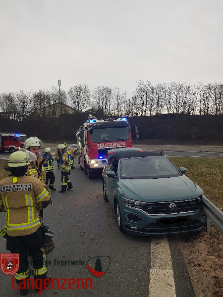 PKW alleinbeteiligt von Fahrbahn abgekommen