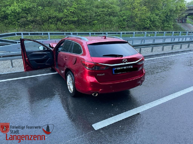 Verkehrsunfall - PKW alleinbeteiligt gegen Leitplanke