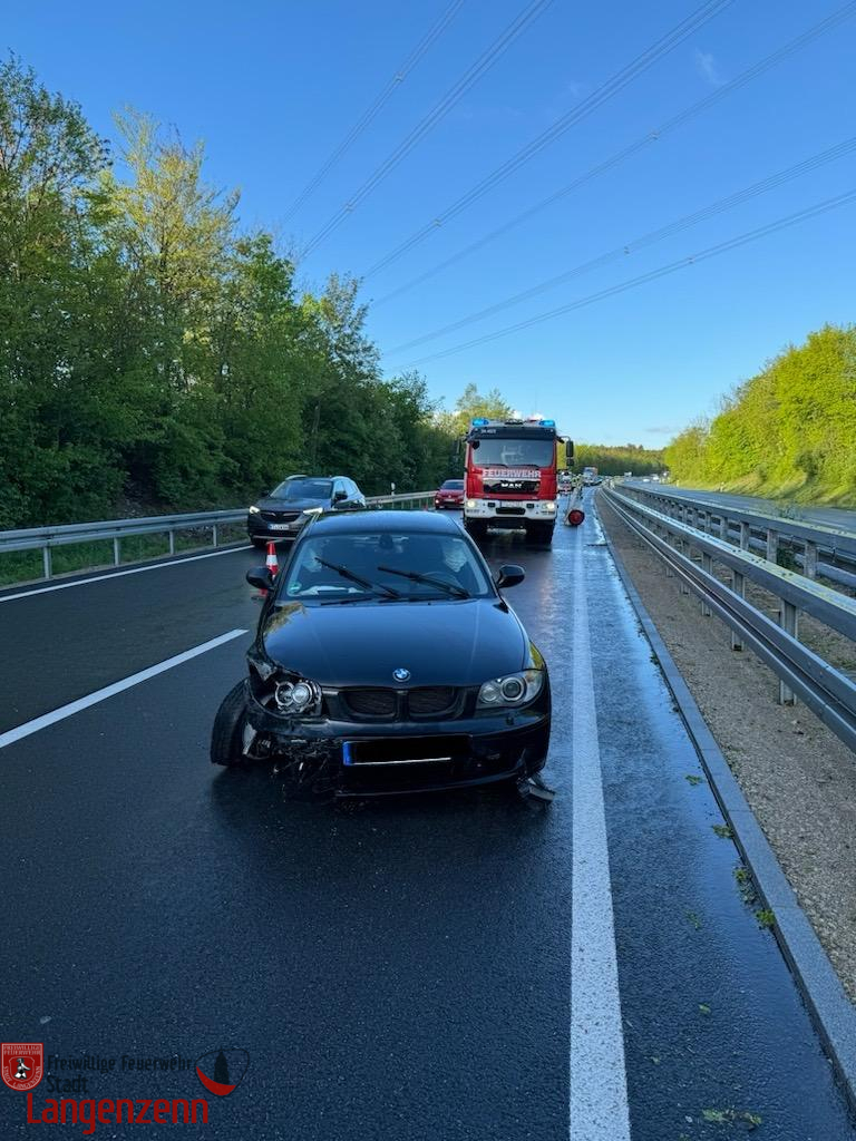 Verkehrsunfall - PKW alleinbeteiligt gegen Leitplanke