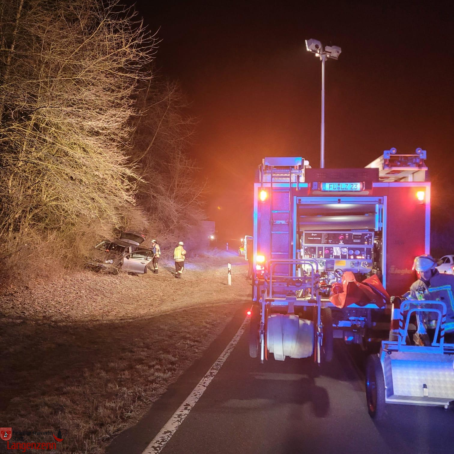 PKW alleinbeteiligt von Fahrbahn abgekommen