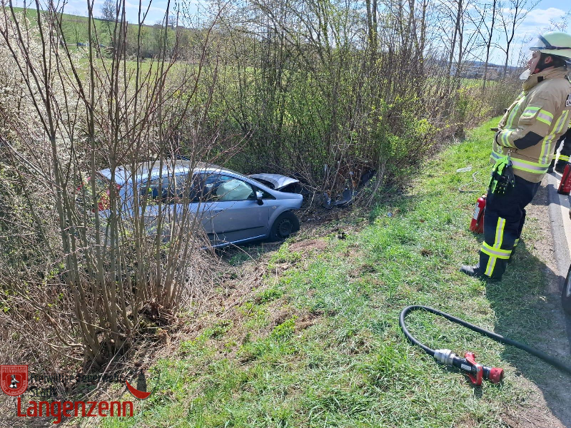 Verkehrsunfall - PKW alleinbeteiligt von Fahrbahn abgekommen