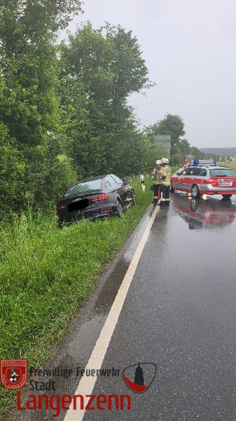 PKW alleinbeteiligt von Fahrbahn abgekommen